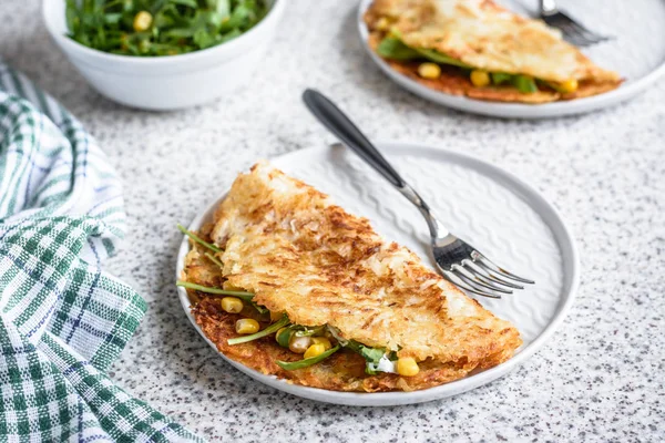 Rosti Kentang Swiss Dengan Jagung Dan Salad Roket Disajikan Dengan — Stok Foto