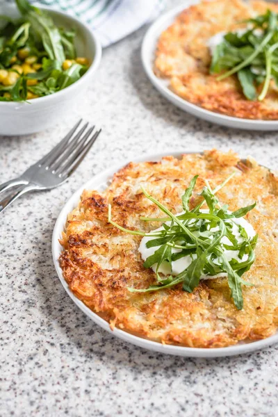 Rosti Kentang Swiss Dengan Jagung Dan Salad Roket Disajikan Dengan — Stok Foto