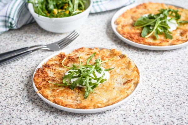 Rosti Aux Pommes Terre Suisses Avec Salade Maïs Fusée Servie — Photo