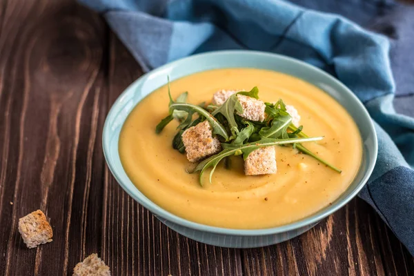 Delicious pea soup with with croutons and greens on a wooden background. Pea cream soup. — Stock Image Delicious Pea Soup Croutons Greens Wooden Background Pea Cream Soup Stock Image