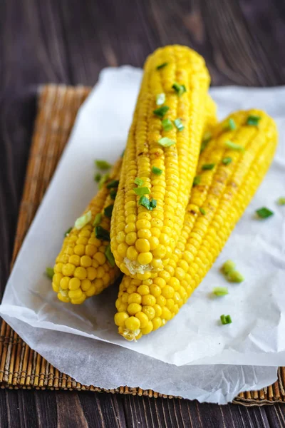 Pişirme tereyağı ve yeşillik eritme altında Izgara tatlı mısır koçan