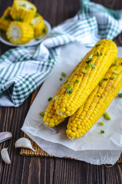 Pişirme tereyağı ve yeşillik eritme altında Izgara tatlı mısır koçan