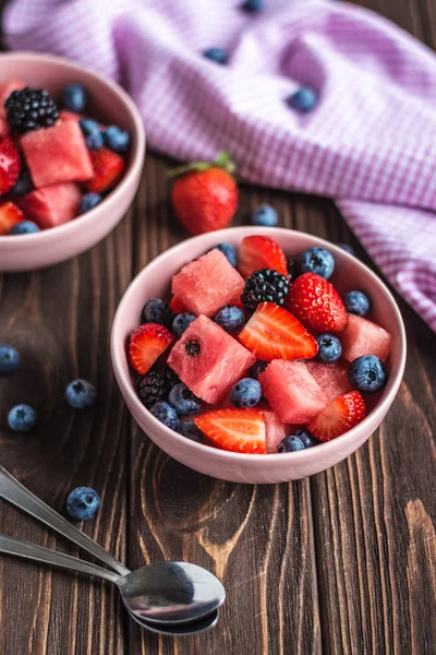 Çilek, Yaban Mersini, Karpuz ve Siyah berry ahşap bir arka plan üzerinde Taze Berry karışımı. Karpuzunu kes. Sulu ve tatlı karpuz