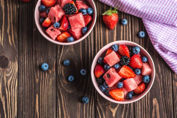 Çilek, Yaban Mersini, Karpuz ve Siyah berry ahşap bir arka plan üzerinde Taze Berry karışımı. Karpuzunu kes. Sulu ve tatlı karpuz