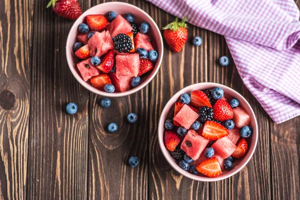 Çilek, Yaban Mersini, Karpuz ve Siyah berry ahşap bir arka plan üzerinde Taze Berry karışımı. Karpuzunu kes. Sulu ve tatlı karpuz