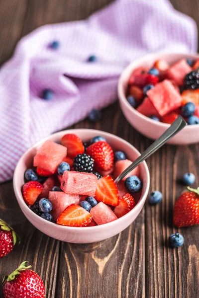 Çilek, Yaban Mersini, Karpuz ve Siyah berry ahşap bir arka plan üzerinde Taze Berry karışımı. Karpuzunu kes. Sulu ve tatlı karpuz