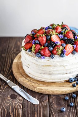 Ahşap arka planda taze meyveli Rustik Kek