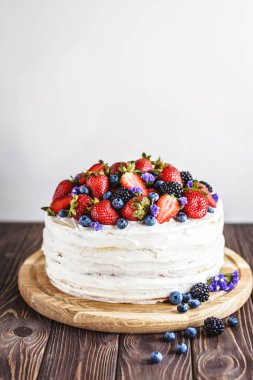 Ahşap arka planda taze meyveli Rustik Kek
