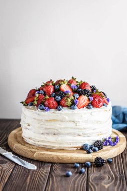 Ahşap arka planda taze meyveli Rustik Kek