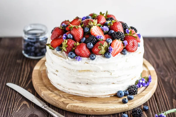 Ahşap arka planda taze meyveli Rustik Kek