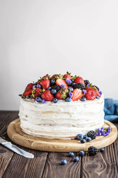 Ahşap arka planda taze meyveli Rustik Kek