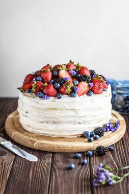 Ahşap arka planda taze meyveli Rustik Kek