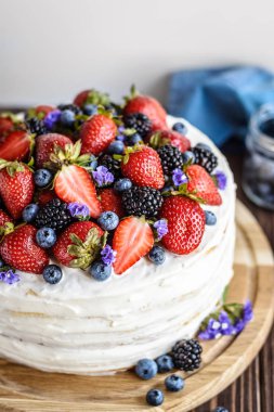 Ahşap arka planda taze meyveli Rustik Kek