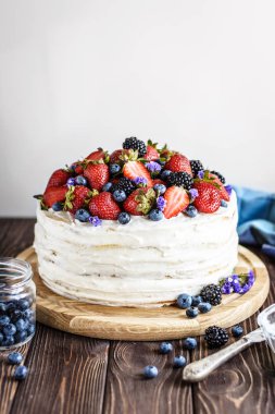 Ahşap arka planda taze meyveli Rustik Kek