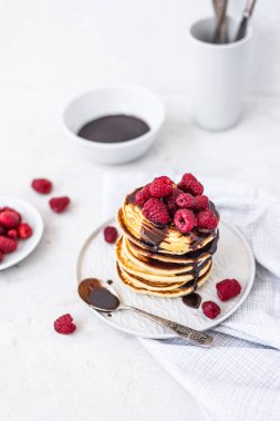 Lezzetli gözlemeler. Çikolata ve ahududulu krep yığını. Lezzetli kahvaltı.