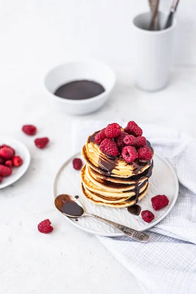 Lezzetli gözlemeler. Çikolata ve ahududulu krep yığını. Lezzetli kahvaltı.