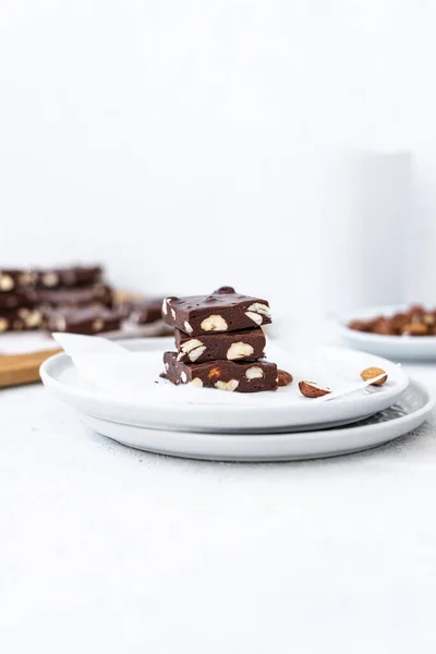 Вкусная Шоколадная Помадка Орехами Сером Фоне Домашние Шоколадные Брауни — стоковое фото