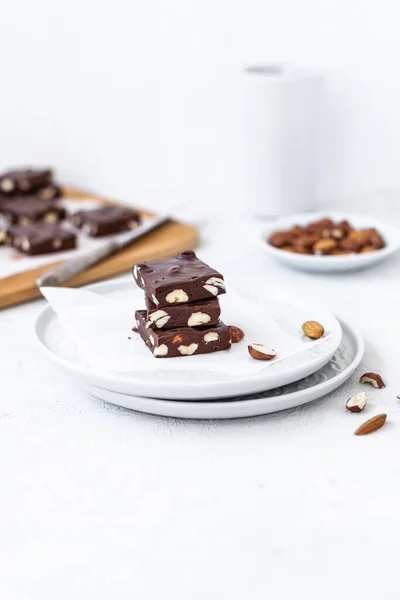 Вкусная Шоколадная Помадка Орехами Сером Фоне Домашние Шоколадные Брауни — стоковое фото