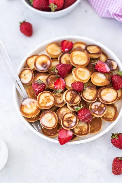 Hausgemachte Mini Pfannkuchen Mit Erdbeeren Auf Hellem Hintergrund Leckeres Frühstück — Stockfoto