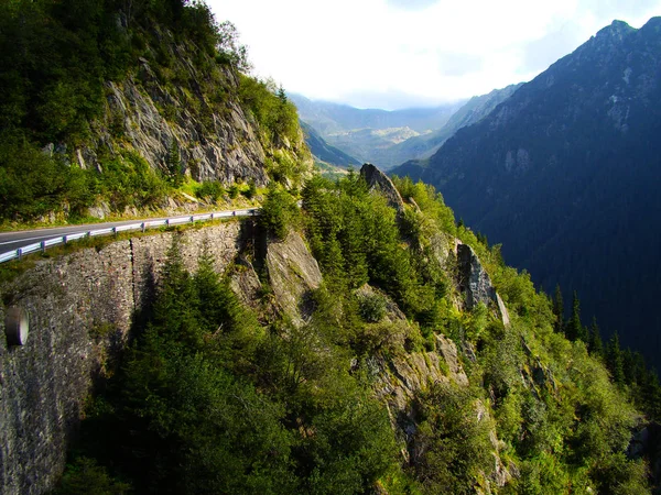 Dağlar Ormanlar Yol Boşluğu Doğa — Stok fotoğraf