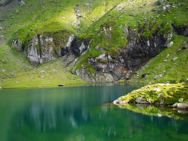 Lago Verde Água Com Montanhas — Fotografia de Stock