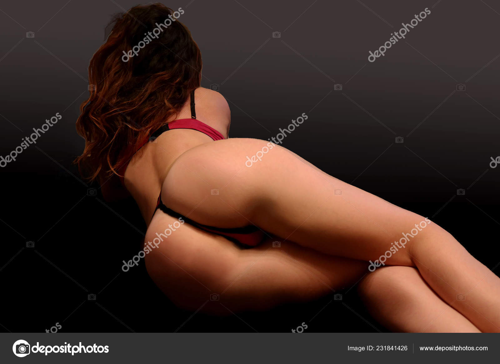 ヌード　背景 女裸の女の子エロティックな黒い背景モデル ヌード女性の官能的な魅惑的なフィットします — ストック写真 © Adrianarad1991  #231841426