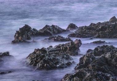 Rock doğa fotoğraf ile uzun pozlama sis etkisi okyanus arka plan ile su