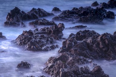 Rock doğa fotoğraf ile uzun pozlama sis etkisi okyanus arka plan ile su