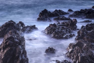 Rock doğa fotoğraf ile uzun pozlama sis etkisi okyanus arka plan ile su