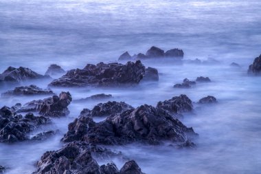 Rock doğa fotoğraf ile uzun pozlama sis etkisi okyanus arka plan ile su