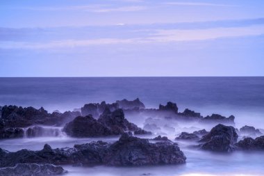 Rock doğa fotoğraf ile uzun pozlama sis etkisi okyanus arka plan ile su