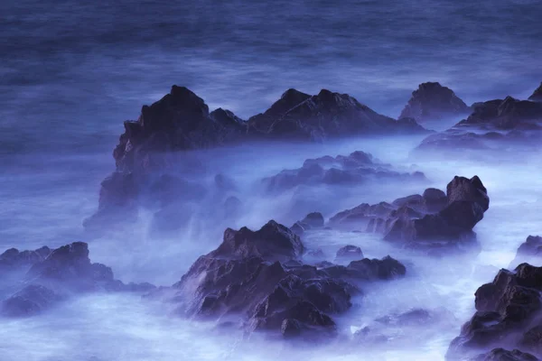 Вода Камнем Фото Природы Длительным Эффектом Тумана Фоне Океана — стоковое фото