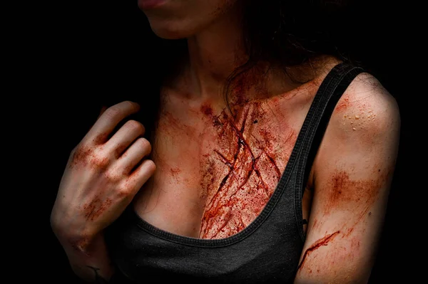 Kadın kesik yara ve kan reviri