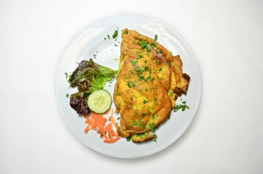 Yumurtalı omlet, salata tabağı.