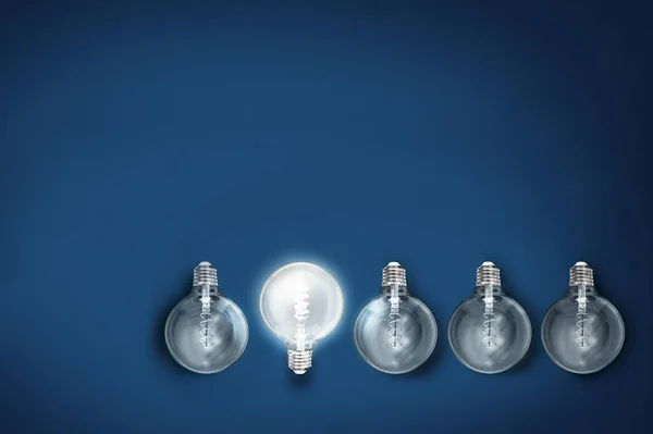 Creativiteit Innovatie Verlicht Gloeilamp Rij Dimmen Degenen Concept Oplossing — Stockfoto