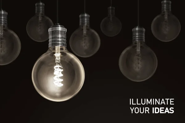Освітлюйте Свої Ідеї Креативність Інновації Освітлені Лампочки Рядок Тьмяних Концептуальне — стокове фото