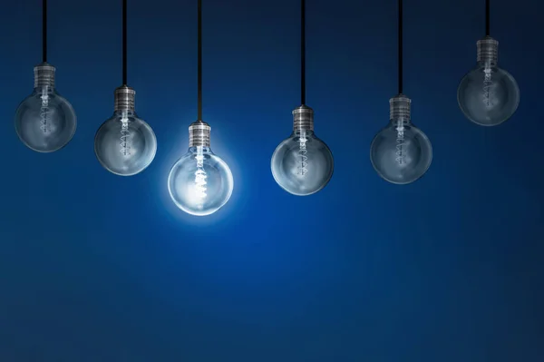 Criatividade Inovação Iluminado Luz Lâmpada Linha Dim Uns Solução Conceito — Fotografia de Stock