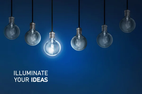 Oświetl Swoje Pomysły Kreatywność Innowacja Oświetlone Światła Żarówki Rząd Ciemne — Zdjęcie stockowe