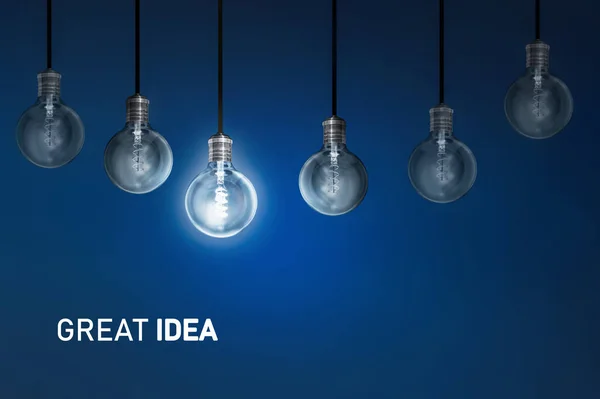 Skvělý Nápad Kreativita Inovace Osvětlené Žárovky Řady Matné Koncept Řešení — Stock fotografie
