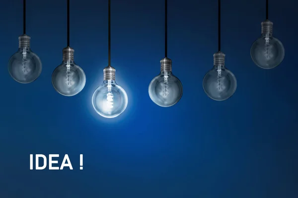 Idea Kreatywność Innowacyjność Oświetlenie Żarówki Rząd Ciemne Rozwiązanie Koncepcyjne — Zdjęcie stockowe