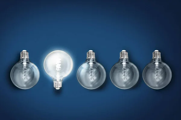 Creativiteit Innovatie Verlicht Gloeilamp Rij Dimmen Degenen Concept Oplossing — Stockfoto