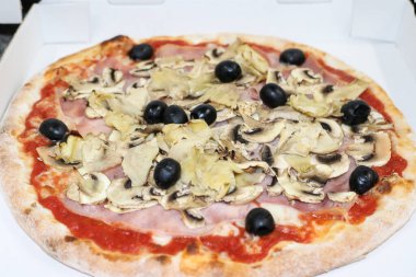 Kaprisli pizza, jambon, mantar, enginar.