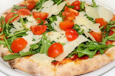 Pizza roka, kiraz, parmesan, İtalyan yemeği.