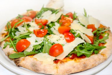 Pizza roka, kiraz, parmesan, İtalyan yemeği.