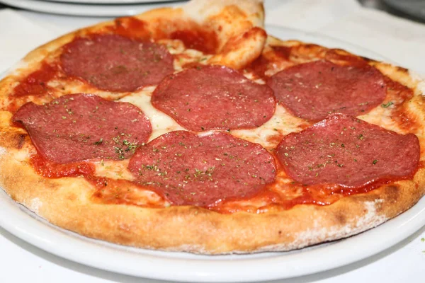 Pizza Salami Geïsoleerd Italiaans Voedsel — Stockfoto