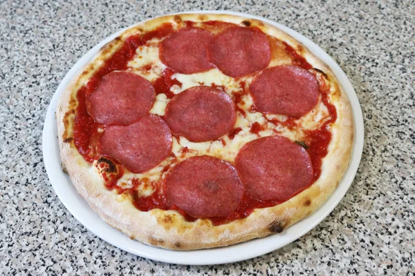 Pizza Salami Isolée Nourriture Italienne — Photo