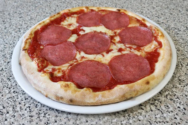 Pizza Salami Izolowane Włoskie Jedzenie — Zdjęcie stockowe