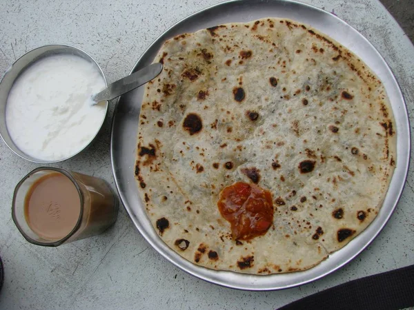 Pequeno-almoço indiano. Chapati com recheio, chá, raita . — Fotografia de Stock