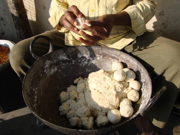 Hombre indio rueda bolas de masa samosa para el desayuno — Foto de Stock