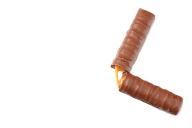 Beyaz arka plan üzerinde izole karamelli çikolata